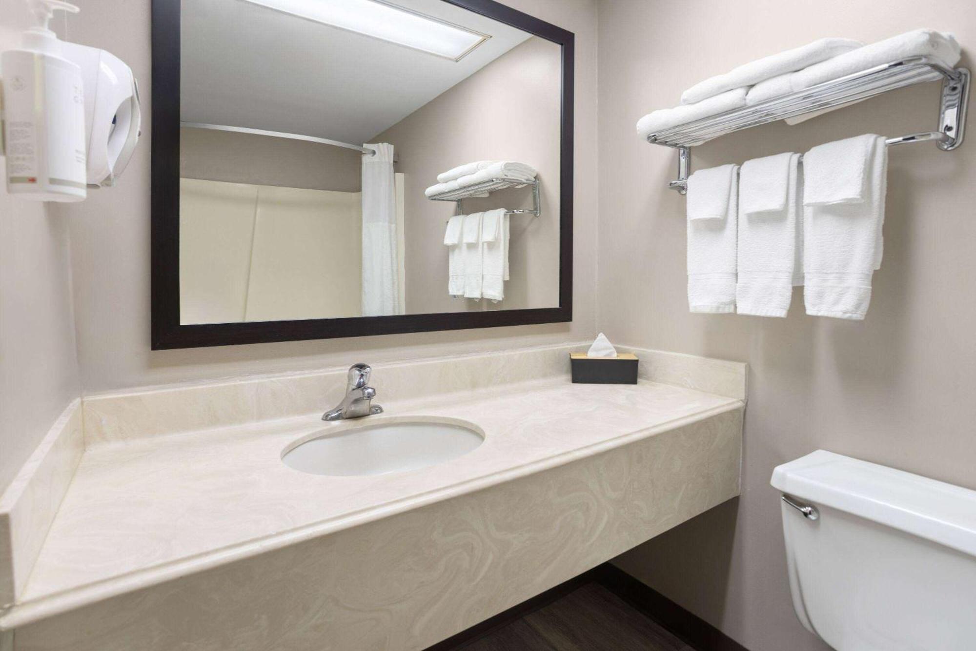 Super 8 By Wyndham Henrietta/Rochester Area מראה חיצוני תמונה